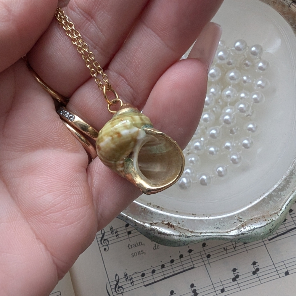 Vintage Gold and Green Shell Pendant Necklace - Picture 8 of 16